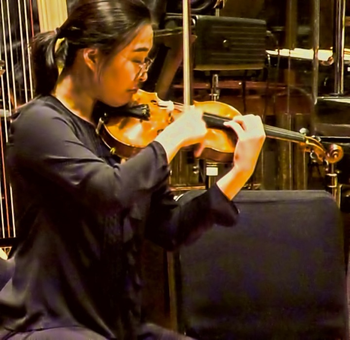 Violinist Tuning